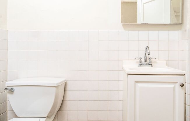 2 beds, 1 bath, 800 sqft, $1,275, Unit 10-B2