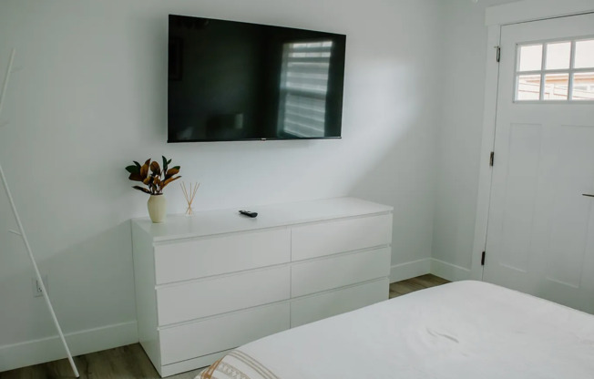 Fully Furnished Studio Apartment!