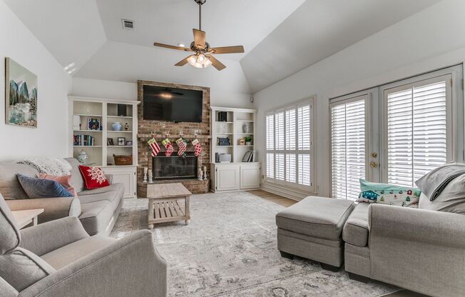 RENOVATED SINGLE-STORY HOME IN OAKWELL FARMS