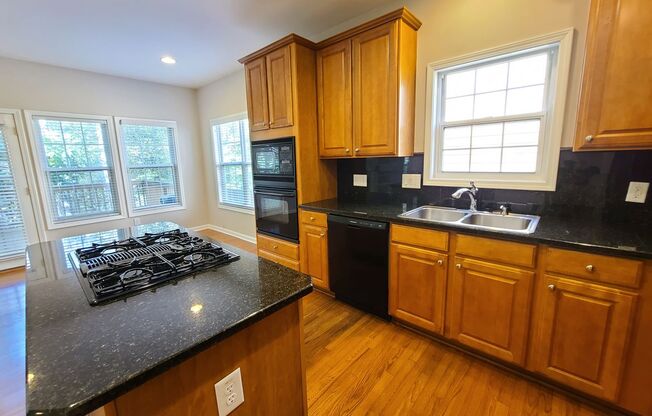 5 beds, 3 baths, $2,695
