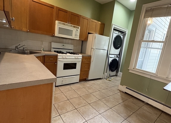 2 beds, 2 baths, 1,000 sqft, $3,750, Unit 16