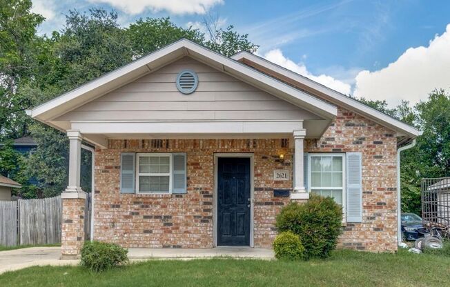 Adorable 3 Bedroom, 2 Bathroom Home in Dallas