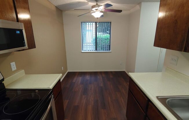 2 beds, 1 bath, 900 sqft, $1,585, Unit 1870-101