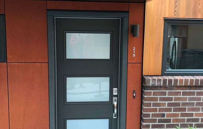 Newer 2 bed / 2.5 bath condo in Bryant Heights.