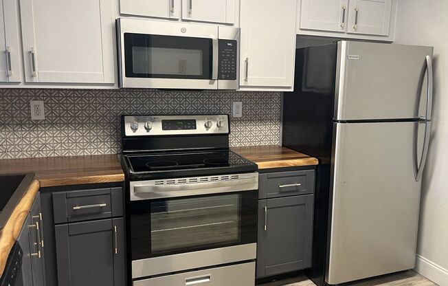 2 beds, 2 baths, 950 sqft, $2,020, Unit 7000-205