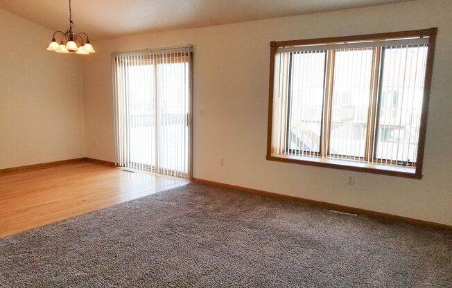 3 Bedroom - 2 Bathroom Twinhome for Rent - Fenced Yard!