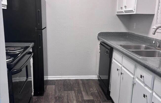 2 beds, 1 bath, 873 sqft, $1,120, Unit 02-0202