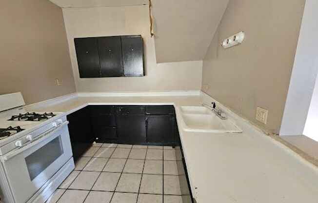 3 beds, 1 bath, $1,200, Unit 4 Upper