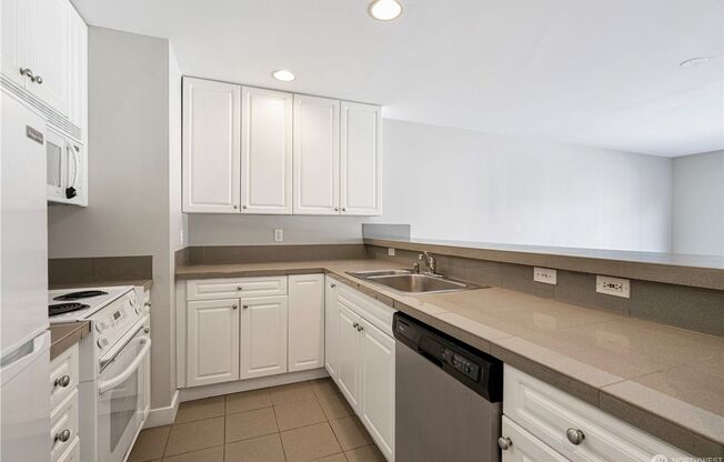 Top-Floor Condo with Office/Den + Private Balcony in the Heart of Seattle