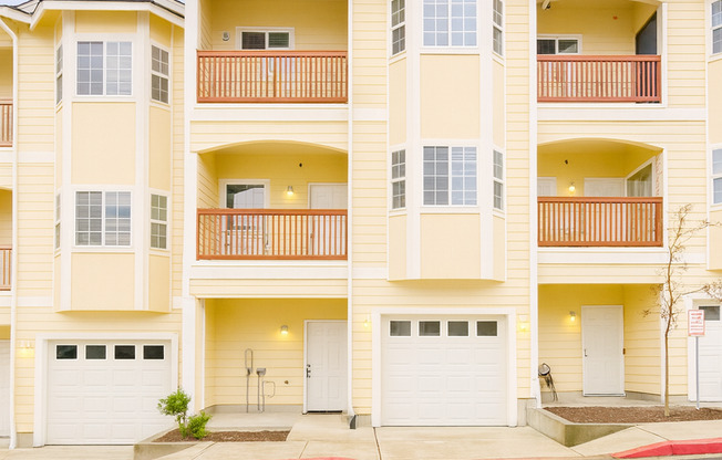 Heart of Renton! Amazing 4 bed, 3.5 bath Renton townhome in a desirable location! Easy self showings!