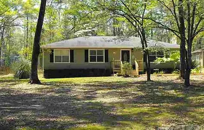 Amazing 3/2 Single Family Home with a Pool!