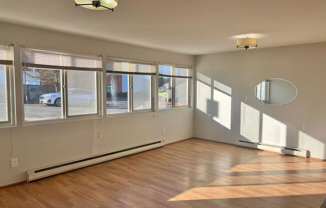 3-Bedroom North Green Lake Townhouse-Style Apartment – Prime Location