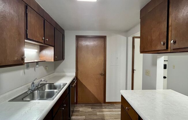 2 beds, 1 bath, 750 sqft, $895