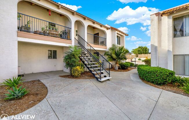 Charming Remodeled Top-Floor 1 bed/1 bath unit with Private Garage in Vista!