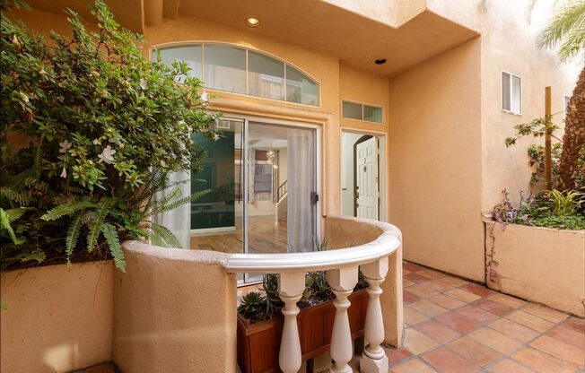 Beautiful 2BD 2.5BA unit in LA Maida Villas Community