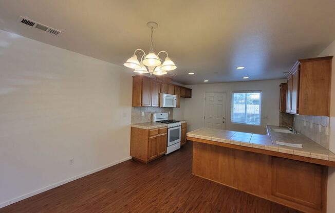 2 beds, 2 baths, $1,595, Unit 2225 W. Lark