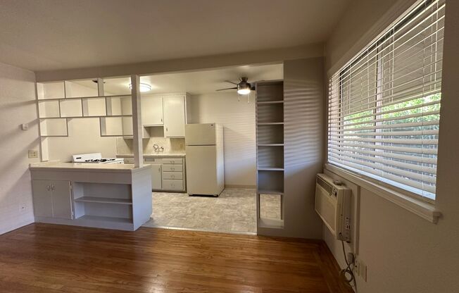 Fort Sutter Manor, Classic Midtown Living!