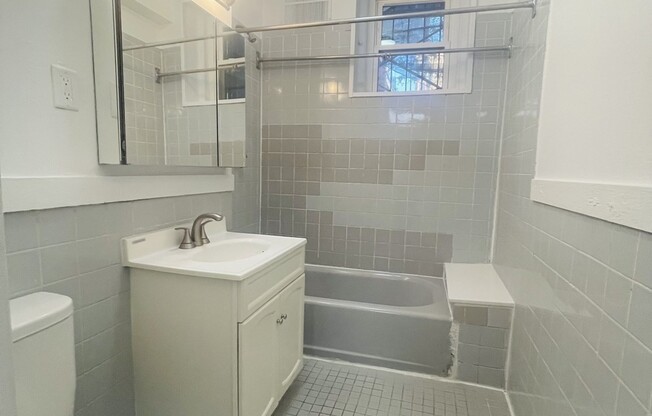 3 beds, 1 bath, 850 sqft, $3,400, Unit BASE