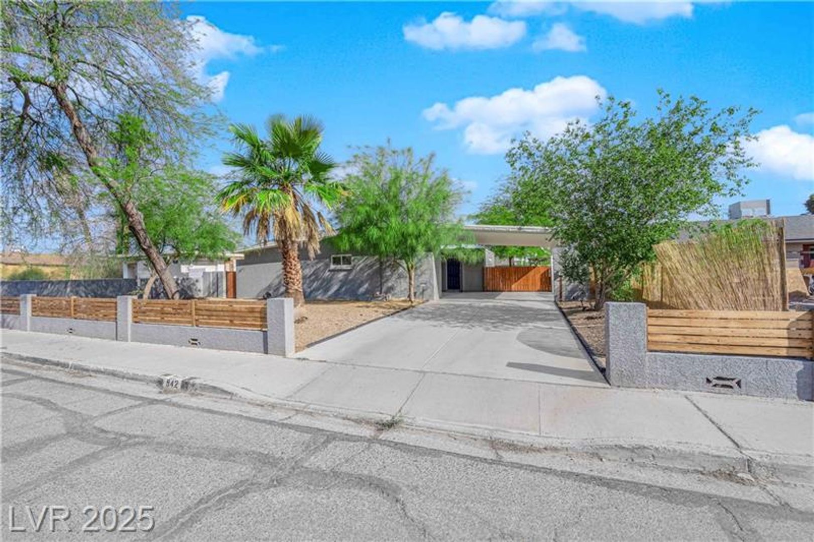 A Must See!! 5 bedroom 3.5 Bathroom home in Paradise