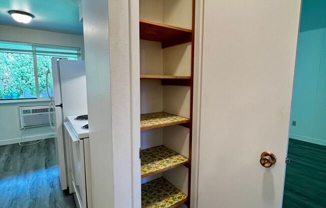 1 bed, 1 bath, $950, Unit R