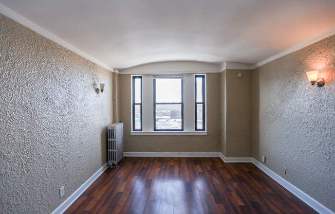 1061 W ROSEMONT
