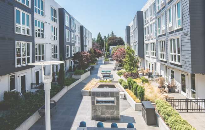 Meetinghouse Apartments Outdoor Courtyard