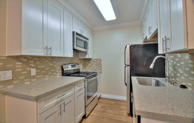 Modern Kitchen With Custom Cabinet at Sunnyvale Town Center, Sunnyvale, 94086