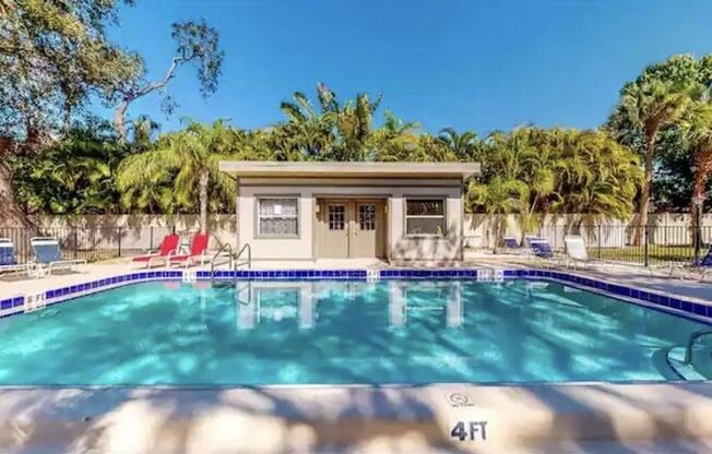 Charming 2/2 Seasonal Rental in Sarasota – Minutes from the Beach! Private Courtyard Included!!