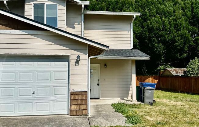 3bed/2.5 bath home available NOW!
