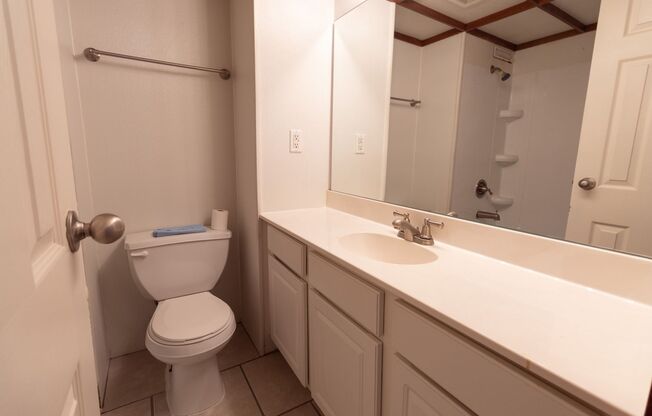 2 beds, 1 bath, 784 sqft, $1,100, Unit 1808 3E