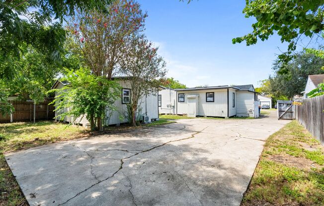 3 BEDROOM 2 BATH WITH BACK APARTMENT