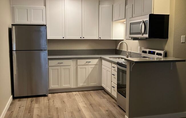 2 beds, 1 bath, 727 sqft, $1,695, Unit 23