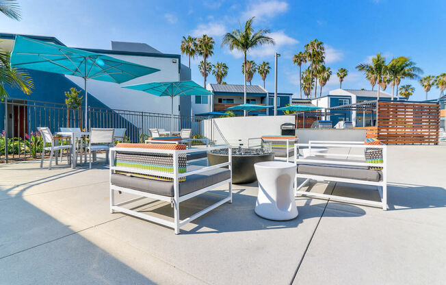 Outdoor Lounge at Beverly Plaza Apartments, Long Beach