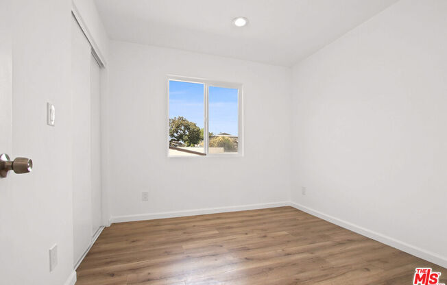 649 W 92 ST