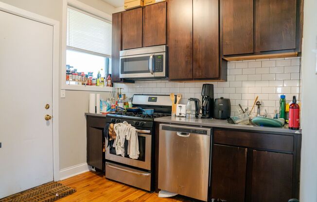 3 beds, 1 bath, 850 sqft, $1,895, Unit 3002-1S