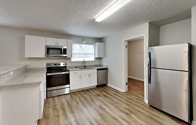 825 LIVINGSTON DR