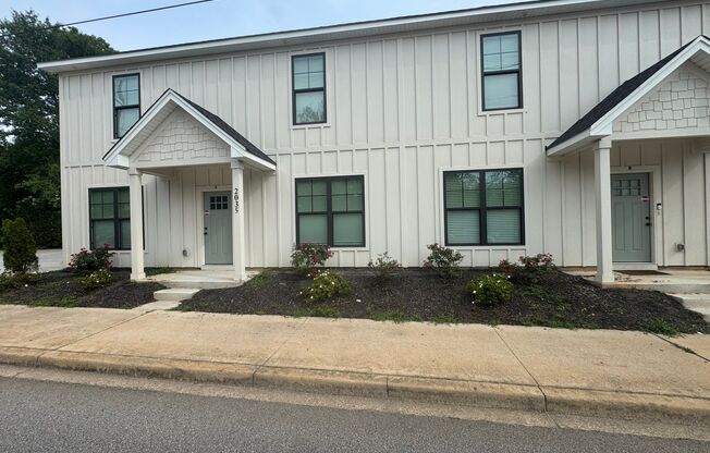Modern Townhome in Rosewood – Walk to USC, Dining & More!