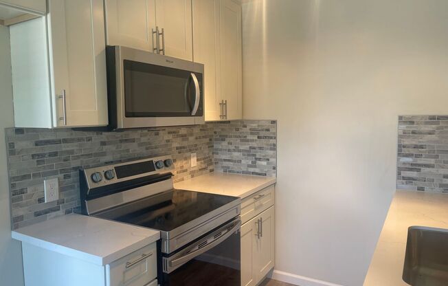 Studio, 1 bath, 400 sqft, $1,800, Unit 06