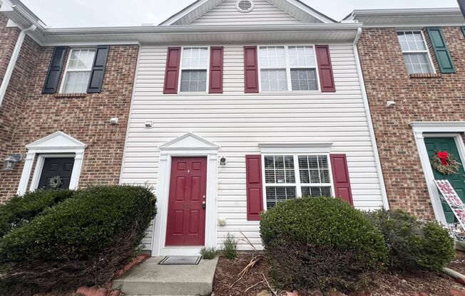 Charming 3BD, 2BA Apex Townhome In a Prime Location Near Tons of Shopping and Dining Options