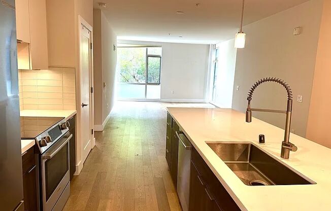 Large Contemporary 2br 2bath Downtown Oakland Apartment Near Public Transportation