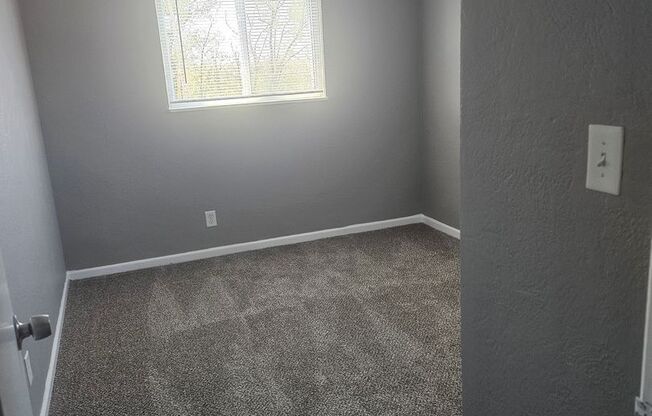 2 beds, 1 bath, 750 sqft, $1,070, Unit B03 1022 12