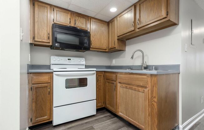 2 beds, 2 baths, $895, Unit 306