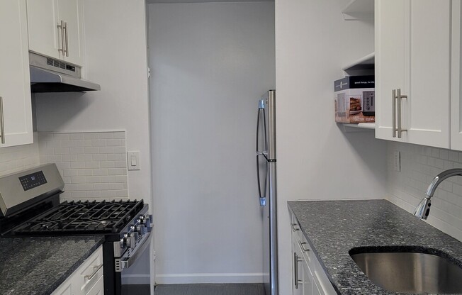 1 bed, 1 bath, 950 sqft, $5,750, Unit 8E