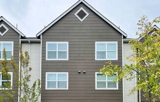 Lynnwood 3 Bedroom Townhome with Garage & Pool
