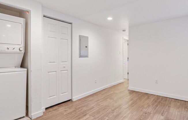 2 beds, 1 bath, 880 sqft, $1,100, Unit C
