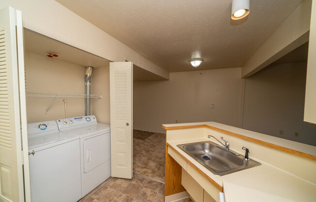 One Bedroom Kitchen with Washer/Dryer at Windmill Lakes Apartments, Holland, 49424