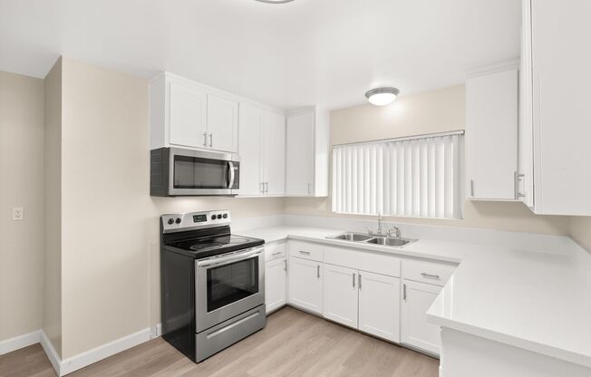 2 beds, 1 bath, 1,100 sqft, $2,100, Unit 11
