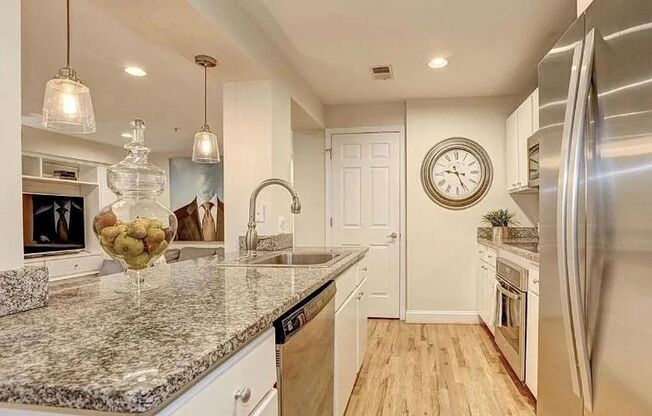 Charming 2 BR/1 BA Apartment in Woodley Park!