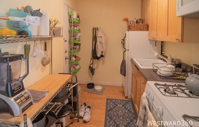 4240 N CLARENDON