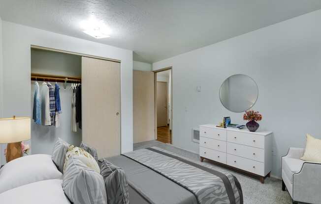 Towncenter apartments, bedroom, closet